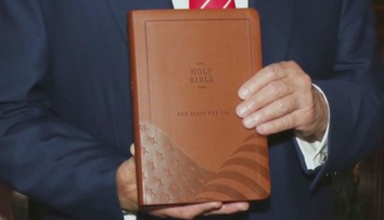 Trump shání peníze na pokutu a prezidentskou kampaň. Prodává i Bibli