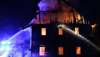 Na Děčínsku shořela v noci chata. S ohněm bojovaly čtyři jednotky hasičů