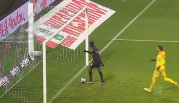 Zesměšnil soupeře a dostal žlutou! Kuriózní gól zavinil i český gólman