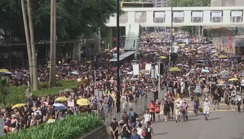 Protestující v Hongkongu poničili úřad Číny. Policie užila slzný plyn