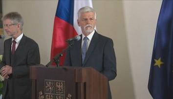 Pavel se zdržel na vládě jen pár minut. Ministři rozhodnutí o summitu odložili