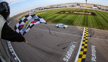 Kolotoč NASCAR v neděli pokračuje na okruhu Kansas Speedway