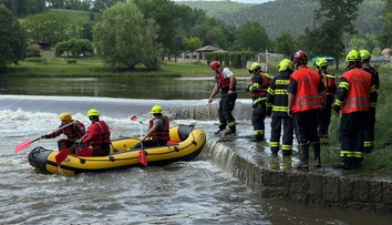 Loďka s tátou a dětmi se převrhla na Berounce. Všichni jsou v nemocnici