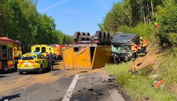 Tragická nehoda u Chebu: Náraz utrhl kabinu kamionu a řidiče katapultoval ven