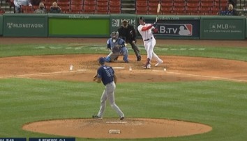 VIDEO: Baseballista si zahrál na Spidermana! Lapil nechytatelný míč