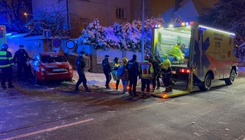 Přístřešek a rodinný dům v Praze zachvátil požár. Čtyři lidé jsou zranění