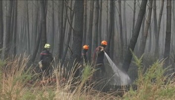 Hasiči ve Francii a Španělsku bojují s časem. Lidé přirovnávají situaci k peklu