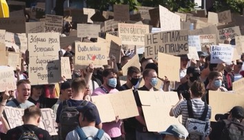 Ukrajinci vyšli do ulic. Nelíbí se jim Zelenského změny ve vládě