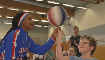 Hráči Harlem Globetrotters si v Německu zkusili basketbal na invalidním vozíku