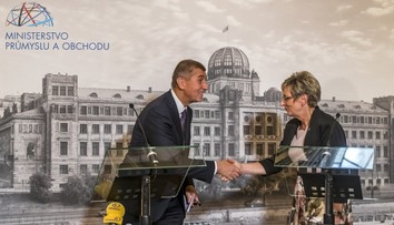 Ať ministryně Nováková skončí, vyzývá půlka senátorů Babiše!