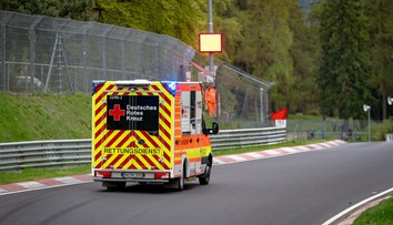 Děsivé scény na Nürburgringu. Jezdec zemřel po vážné nehodě, reagoval i Verstappen