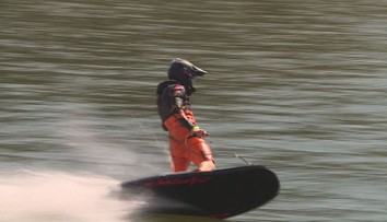 Místo motorek vodní hrátky. Závodníci se v Brně vyřádili