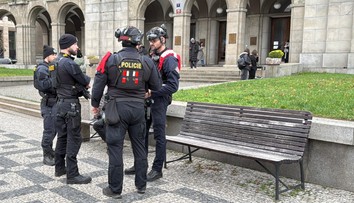 V okolí právnické fakulty v Praze zasahovala policie. Hledala ozbrojeného muže