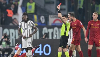 Útočník Juventusu vydržel na hřišti 40 sekund. Po kopu jak z UFC byl vyloučen