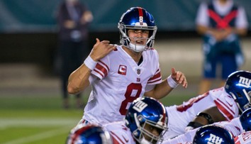 Komický pád! Místo touchdownu se skácel k zemi, pobavil i spoluhráče