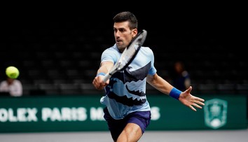 Je to gentleman. Djokovič přerušil trénink, aby pomohl cizí ženě s kufrem
