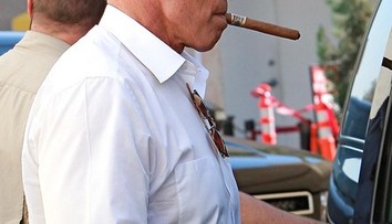 Arnold Schwarzenegger navštívil Prahu. Musel do nemocnice!