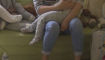 Kojenecké ústavy končí. Náhradní rodinu potřebují tisíce dětí