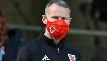 Legendu Manchesteru United čeká za napadení přítelkyně další soud