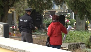 Vandal rozbil půlku hřbitova. Ničil náhrobky a vytrhával i kříže