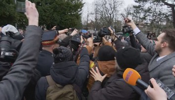 Rvačka před polským Sejmem. Odsouzení politici se chtěli dostat dovnitř