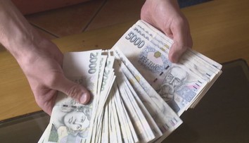 Žena naletěla falešnému námořníkovi a přišla o miliony. Zadlužila i své známé