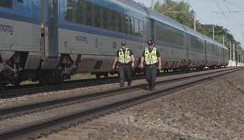 Vlak u Pardubic srazil ráno člověka. Spoje nabraly dvouhodinová zpoždění