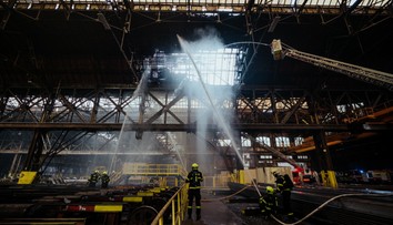 Mohutný požár zachvátil halu oceláren, zasahovalo dvanáct jednotek hasičů