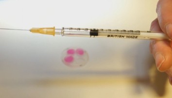 Umělá inteligence navrhla první vakcínu. Vědci ji už testovali na lidech