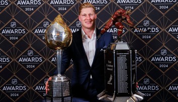 MacKinnon je hráčem sezóny NHL, McDavid bez trofeje. Nováčkem Bedard