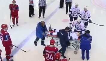 VIDEO: Mladík po zasažení pukem ztratil vědomí, nyní bojuje o život
