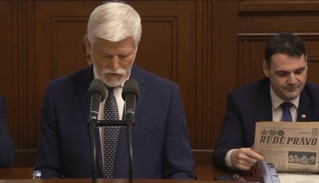 Macinka si při Pavlově projevu četl Rudé právo. Zajímaly ho články o armádě