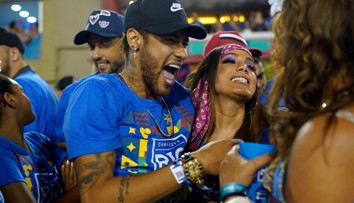 Fotbal hrát nemůže, v Riu ale Neymar křepčil po boku sexbomby