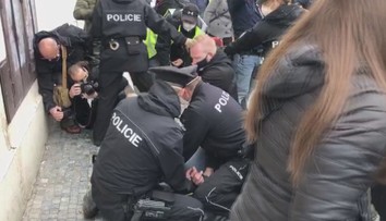 Policie při protestech řešila pokus o krádež vlajky, zadržela šest lidí!