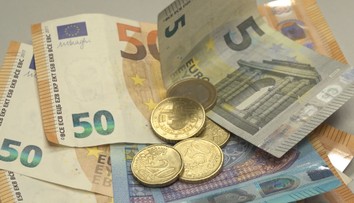 Euro oslabilo a stojí stejně jako dolar. Hrozí další zdražování, varují ekonomové