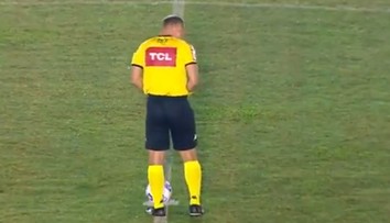 Neuvěřitelné! Když musíš, tak musíš. Sudí se vymočil přímo na střed hřiště
