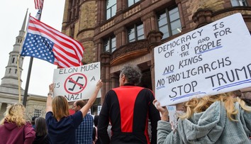 S Trumpem nesouhlasí ani polovina USA. Protestují lidé v ulicích i politici