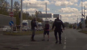 Zatmění za volantem: Mladík neudržel auto na silnici, hlídce pak zatancoval!