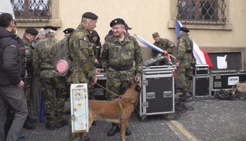 Policie chce pokutovat nošení uniformy. Vadí jí domobrany v maskáčích