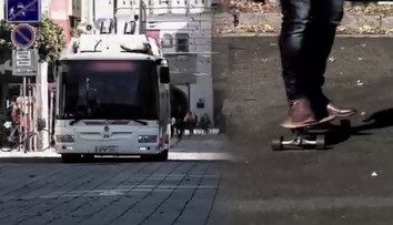 VIDEO: Muž hodil skateboard proti autobusu, v masce zůstala díra