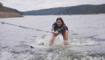Moderátorka Novy si na Orlíku vyzkoušela wakesurfing. Byl to boj, smála se