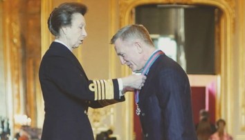 Představitel Jamese Bonda dostal stejné vyznamenání jako filmový agent 007