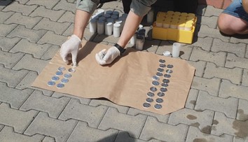 Muži měli podvést prodejce vzácných mincí. Místo peněz mu dali nastříhané papíry