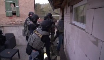 Skupina Čechů si měla zotročit 17 lidí! Ženy musely šlapat