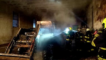 Hasiči v akci. Na jihu Čech hořel traktor ve stodole, na severu skladovací hala