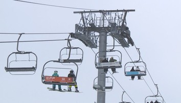 Další porucha lanovky. S evakuací stovky lyžařů pomáhali hasiči