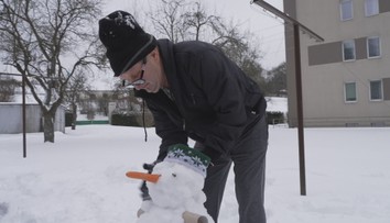 Stavění sněhuláka nebo koulování. Senioři z Vizovic se vrátili do dětských let