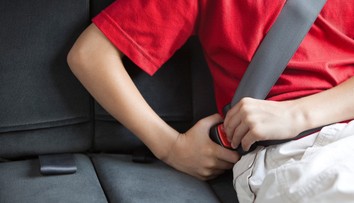 Jezdíte vzadu bez pásů? Nepřipoutaný cestující může zabít i řidiče, varují experti