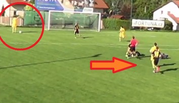 Velký frajer! Fotbalista běžel sám na bránu, míč ale radši zakopl