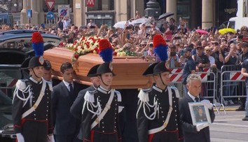 Itálie se loučila s bývalým premiérem Berlusconim. Na pohřeb přišly tisíce lidí